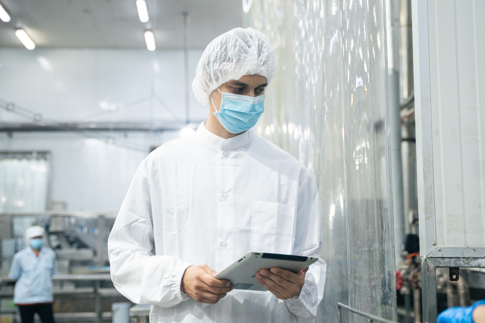 Asesor revisando documentos de normatividad regulatoria