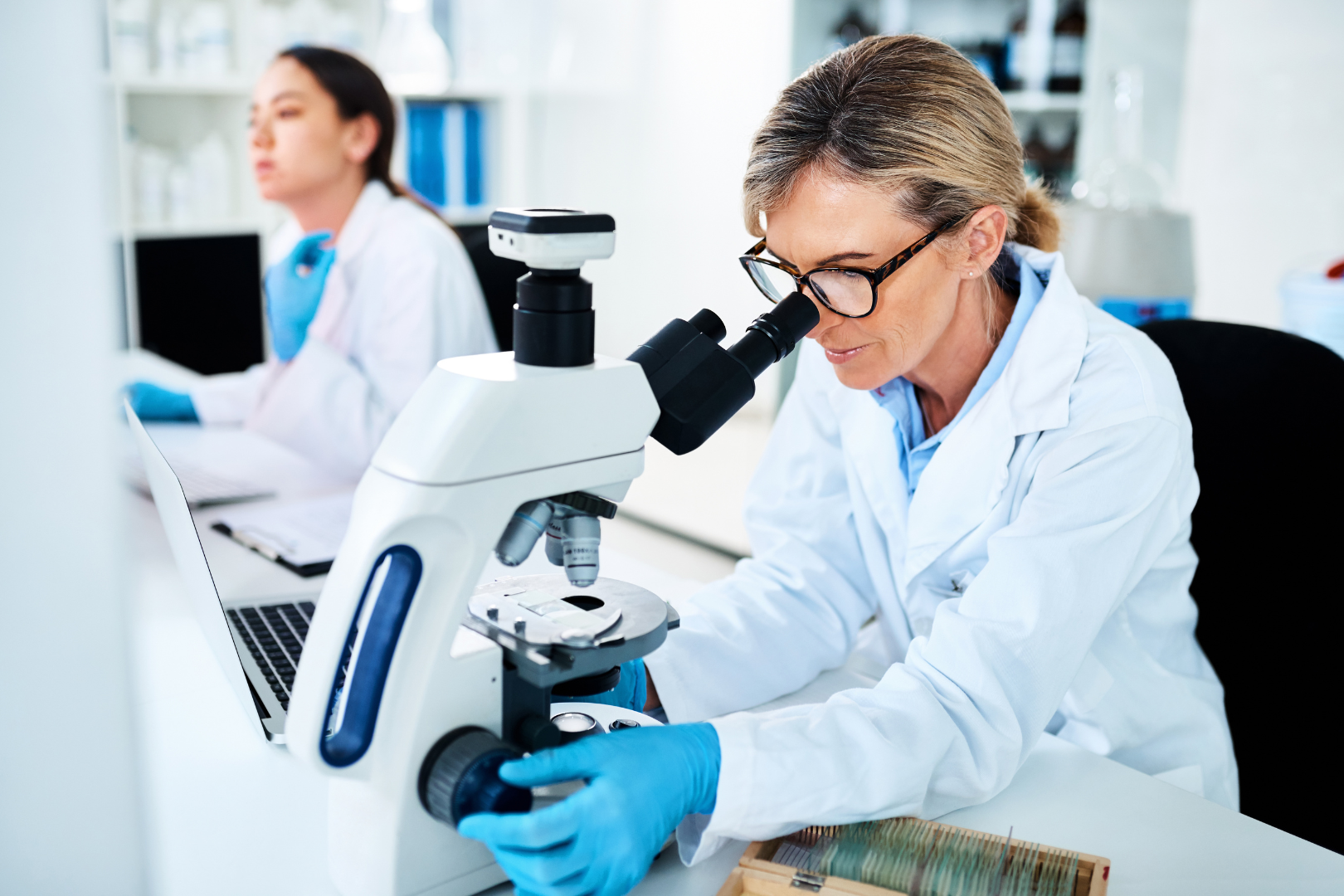Técnico de laboratorio realizando análisis microbiológico en planta